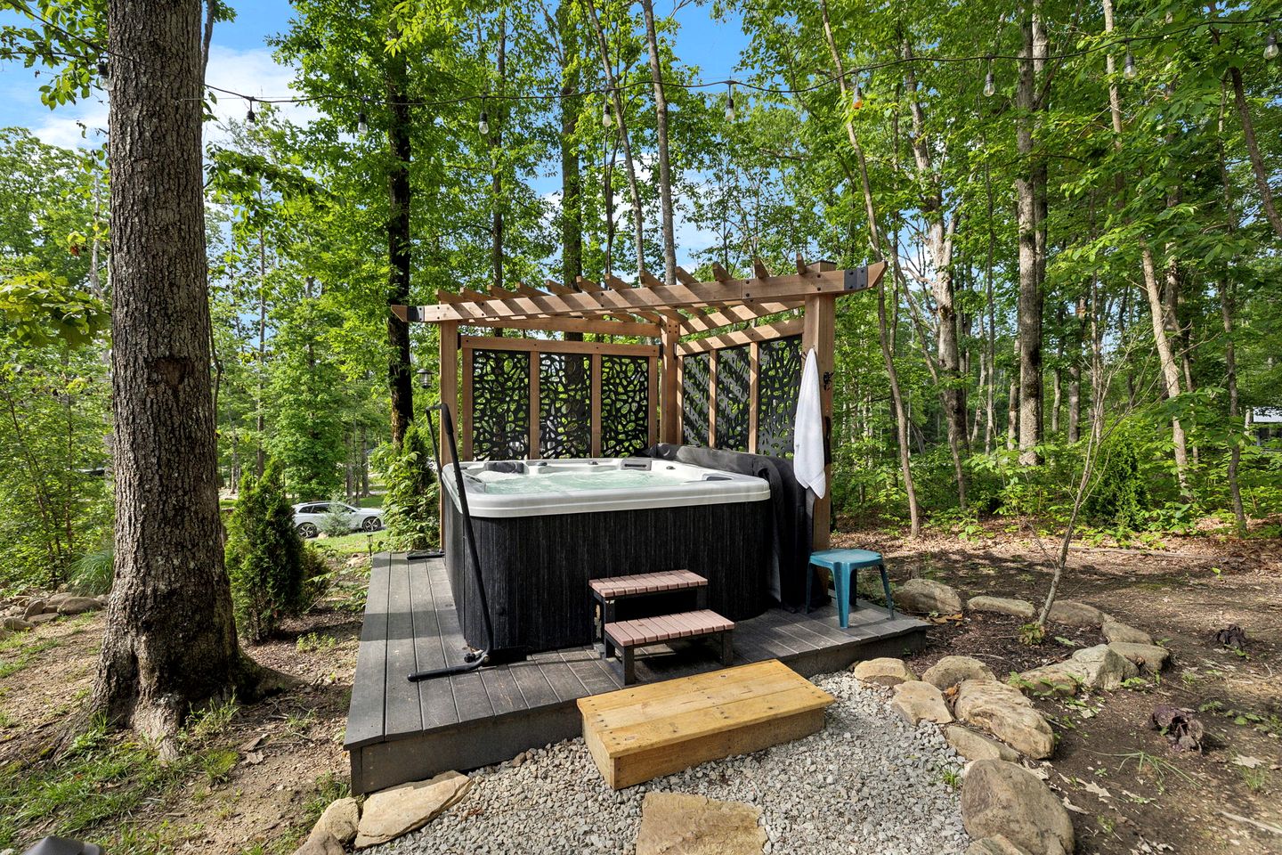 Exquisite Cabin with Stunning Interior, Outdoor Deck and Hot-Tub in Tennessee