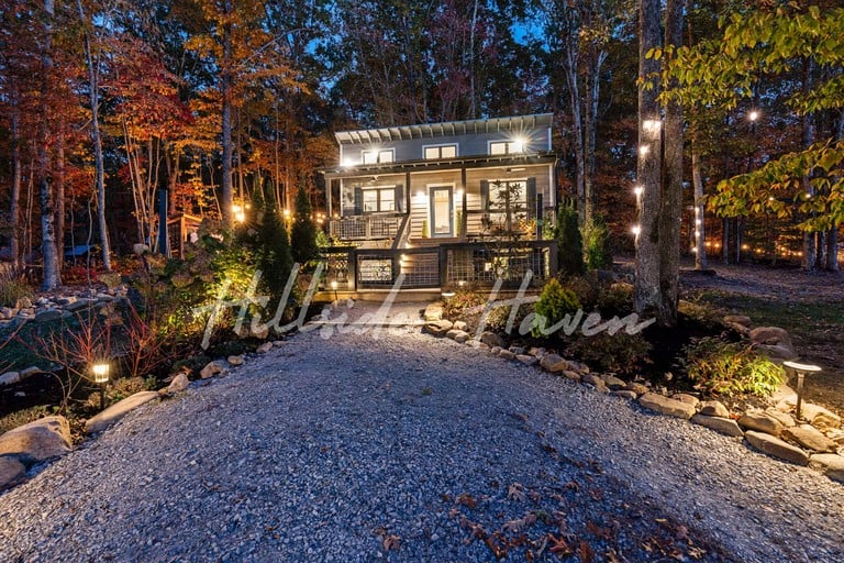 Exquisite Cabin with Stunning Interior, Outdoor Deck and Hot-Tub in Tennessee