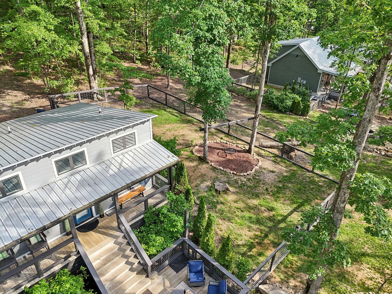 Exquisite Cabin with Stunning Interior, Outdoor Deck and Hot-Tub in Tennessee
