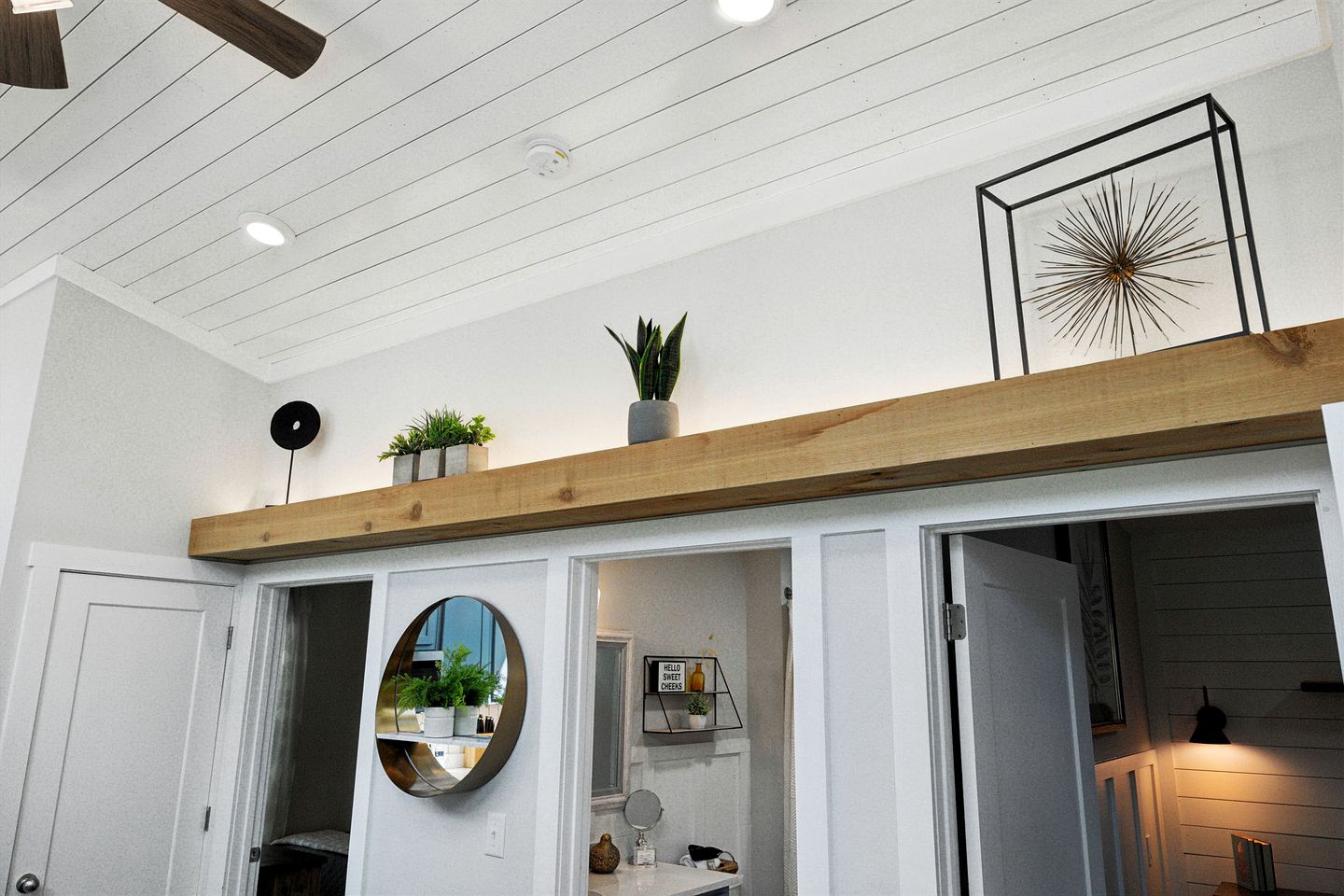 Exquisite Cabin with Stunning Interior, Outdoor Deck and Hot-Tub in Tennessee