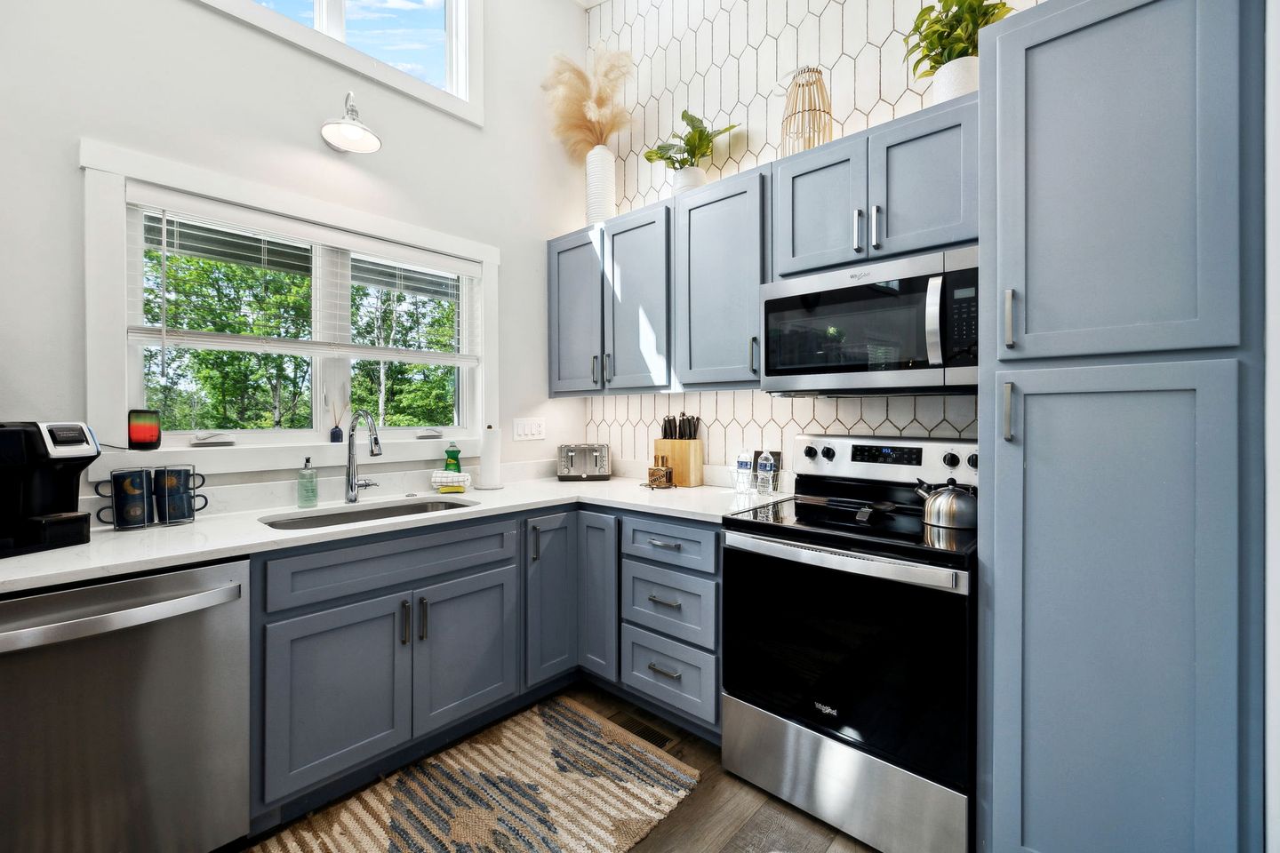 Exquisite Cabin with Stunning Interior, Outdoor Deck and Hot-Tub in Tennessee