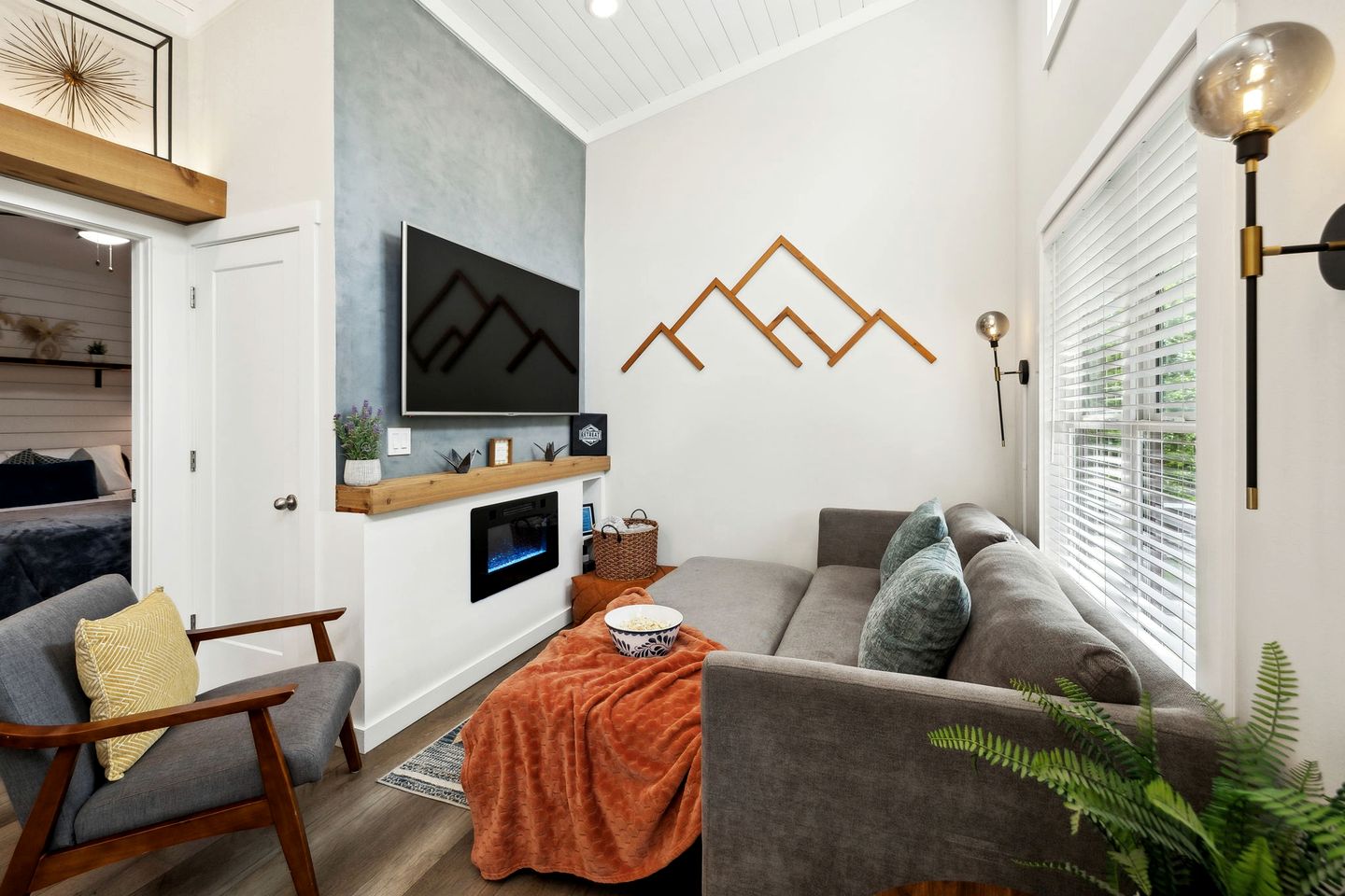 Exquisite Cabin with Stunning Interior, Outdoor Deck and Hot-Tub in Tennessee