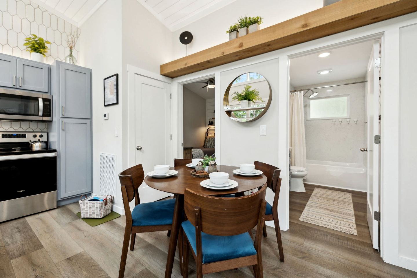 Exquisite Cabin with Stunning Interior, Outdoor Deck and Hot-Tub in Tennessee