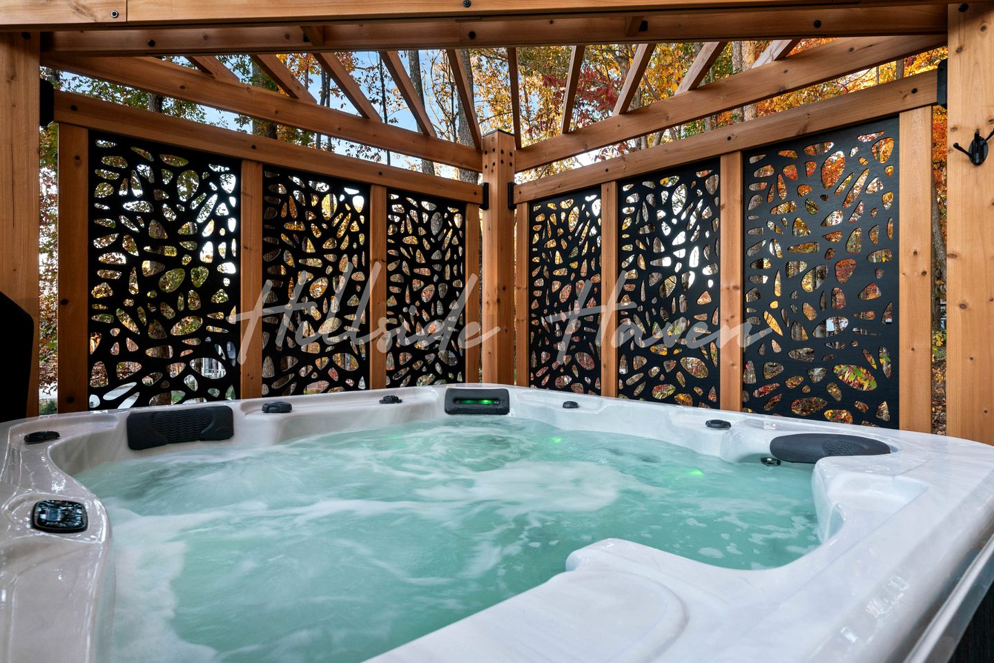 Exquisite Cabin with Stunning Interior, Outdoor Deck and Hot-Tub in Tennessee