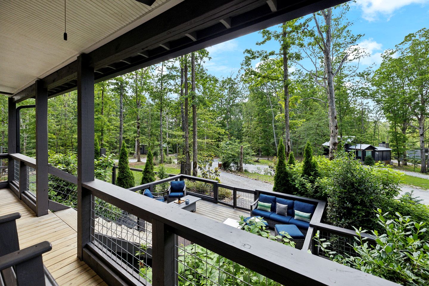 Exquisite Cabin with Stunning Interior, Outdoor Deck and Hot-Tub in Tennessee