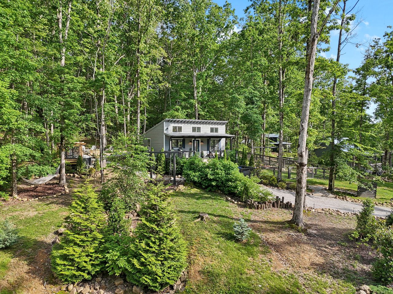 Exquisite Cabin with Stunning Interior, Outdoor Deck and Hot-Tub in Tennessee