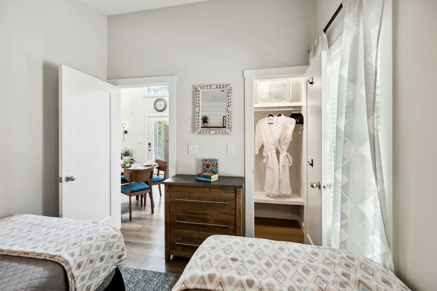 Exquisite Cabin with Stunning Interior, Outdoor Deck and Hot-Tub in Tennessee