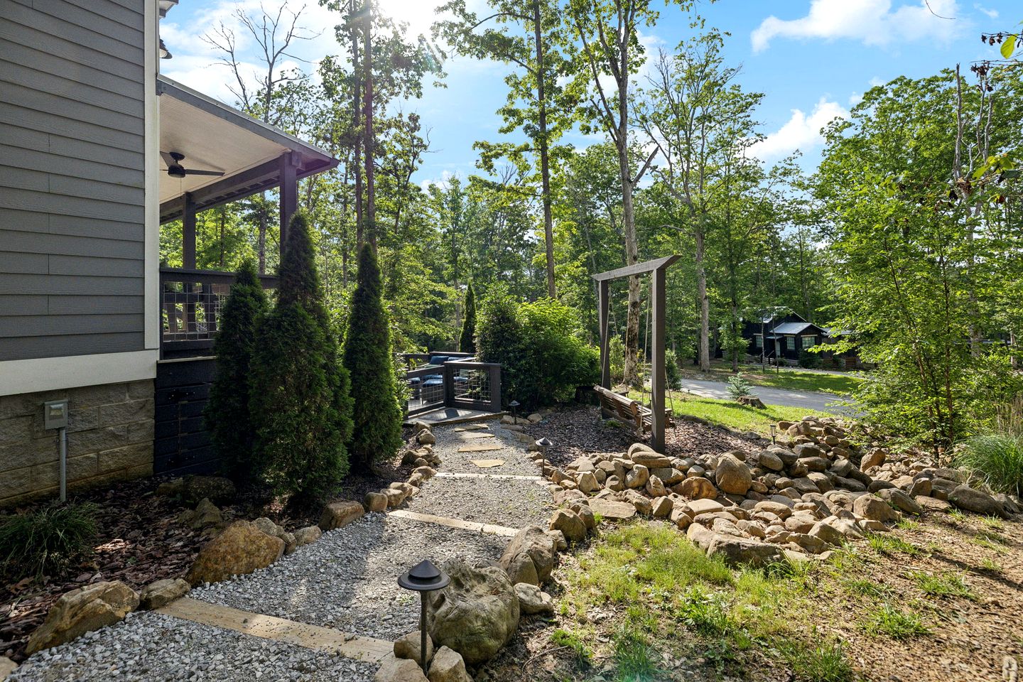 Exquisite Cabin with Stunning Interior, Outdoor Deck and Hot-Tub in Tennessee