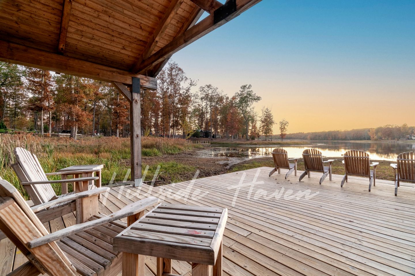 Exquisite Cabin with Stunning Interior, Outdoor Deck and Hot-Tub in Tennessee