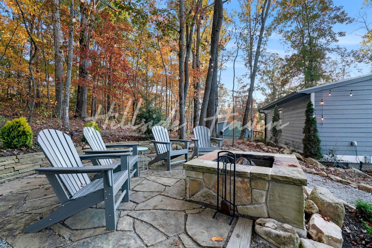 Exquisite Cabin with Stunning Interior, Outdoor Deck and Hot-Tub in Tennessee