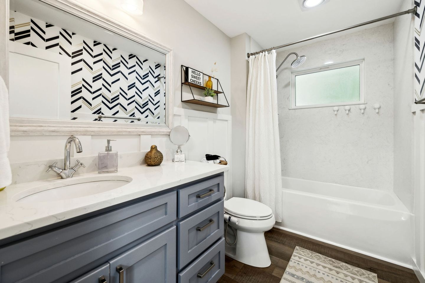 Exquisite Cabin with Stunning Interior, Outdoor Deck and Hot-Tub in Tennessee