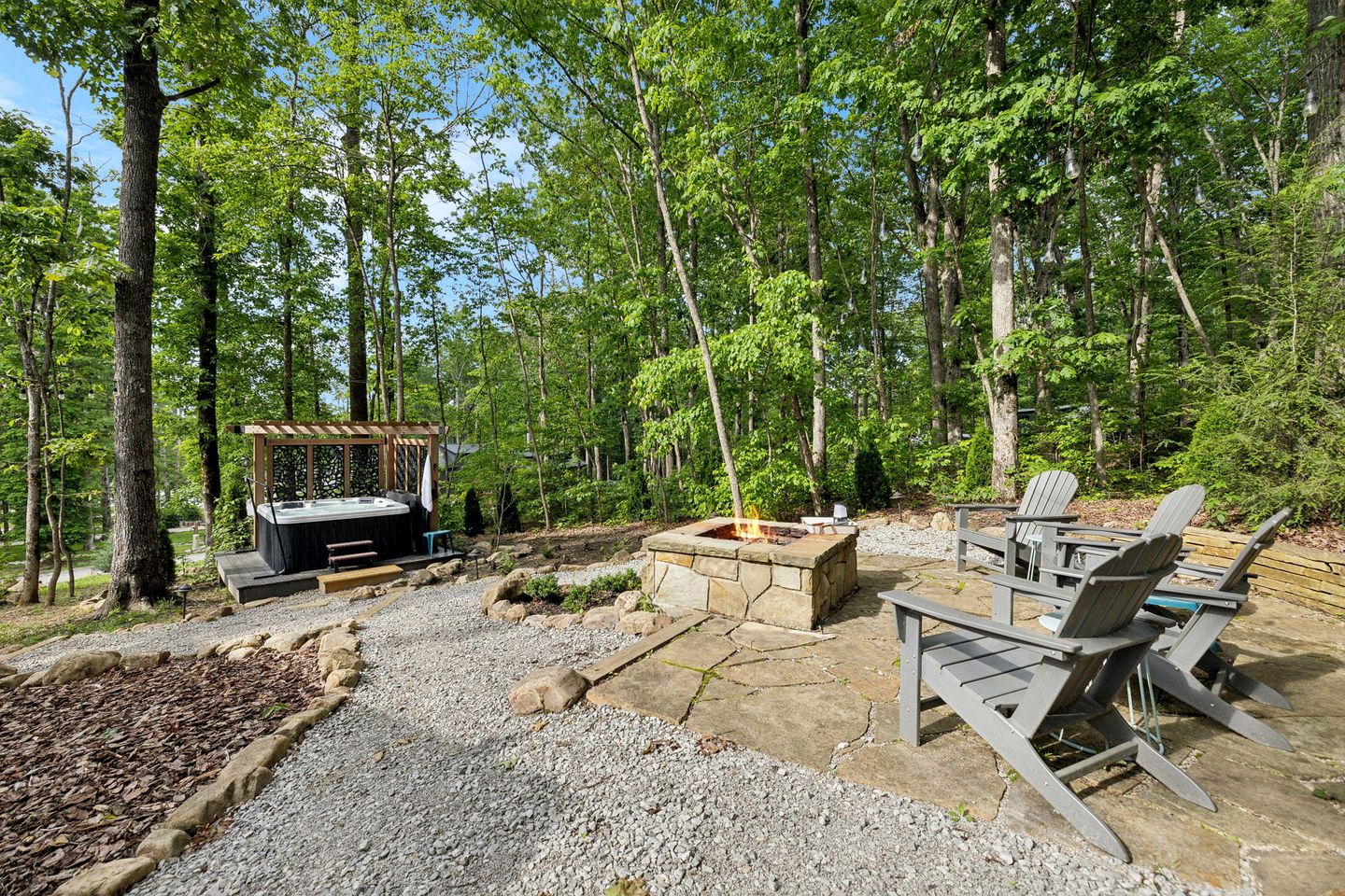 Exquisite Cabin with Stunning Interior, Outdoor Deck and Hot-Tub in Tennessee