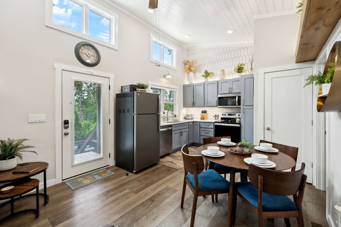 Exquisite Cabin with Stunning Interior, Outdoor Deck and Hot-Tub in Tennessee