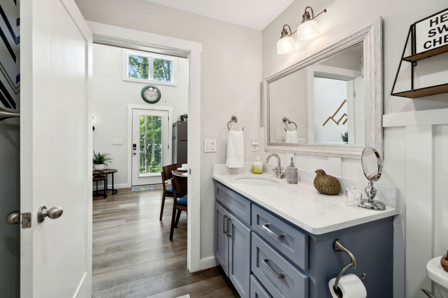 Exquisite Cabin with Stunning Interior, Outdoor Deck and Hot-Tub in Tennessee