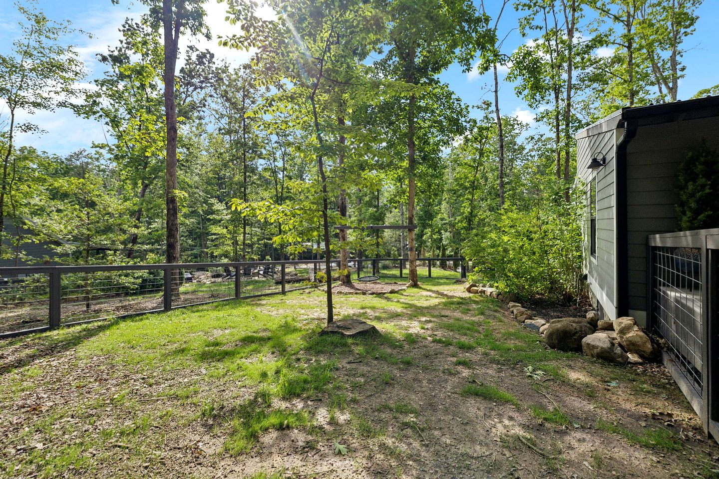Exquisite Cabin with Stunning Interior, Outdoor Deck and Hot-Tub in Tennessee