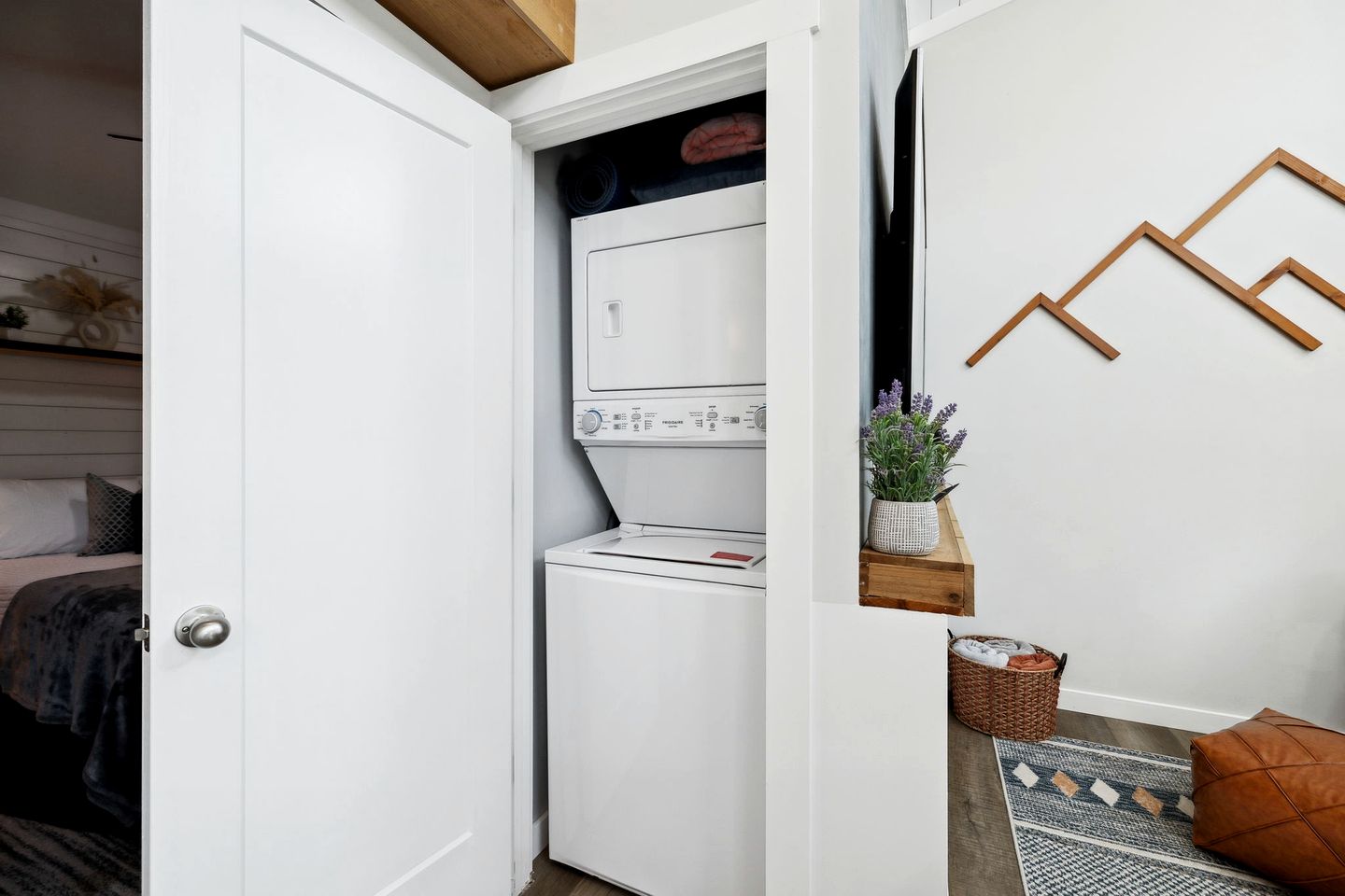 Exquisite Cabin with Stunning Interior, Outdoor Deck and Hot-Tub in Tennessee