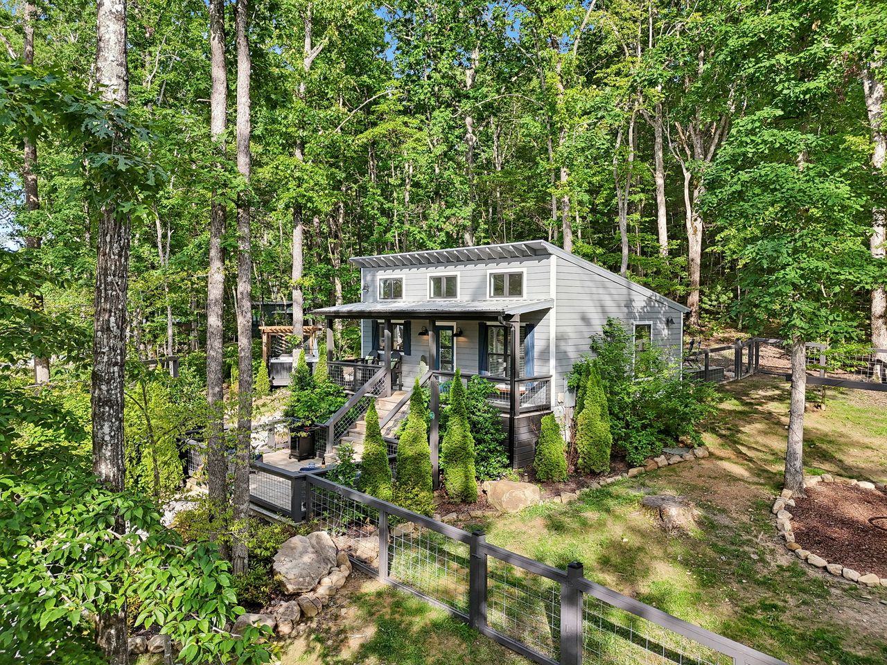 Exquisite Cabin with Stunning Interior, Outdoor Deck and Hot-Tub in Tennessee