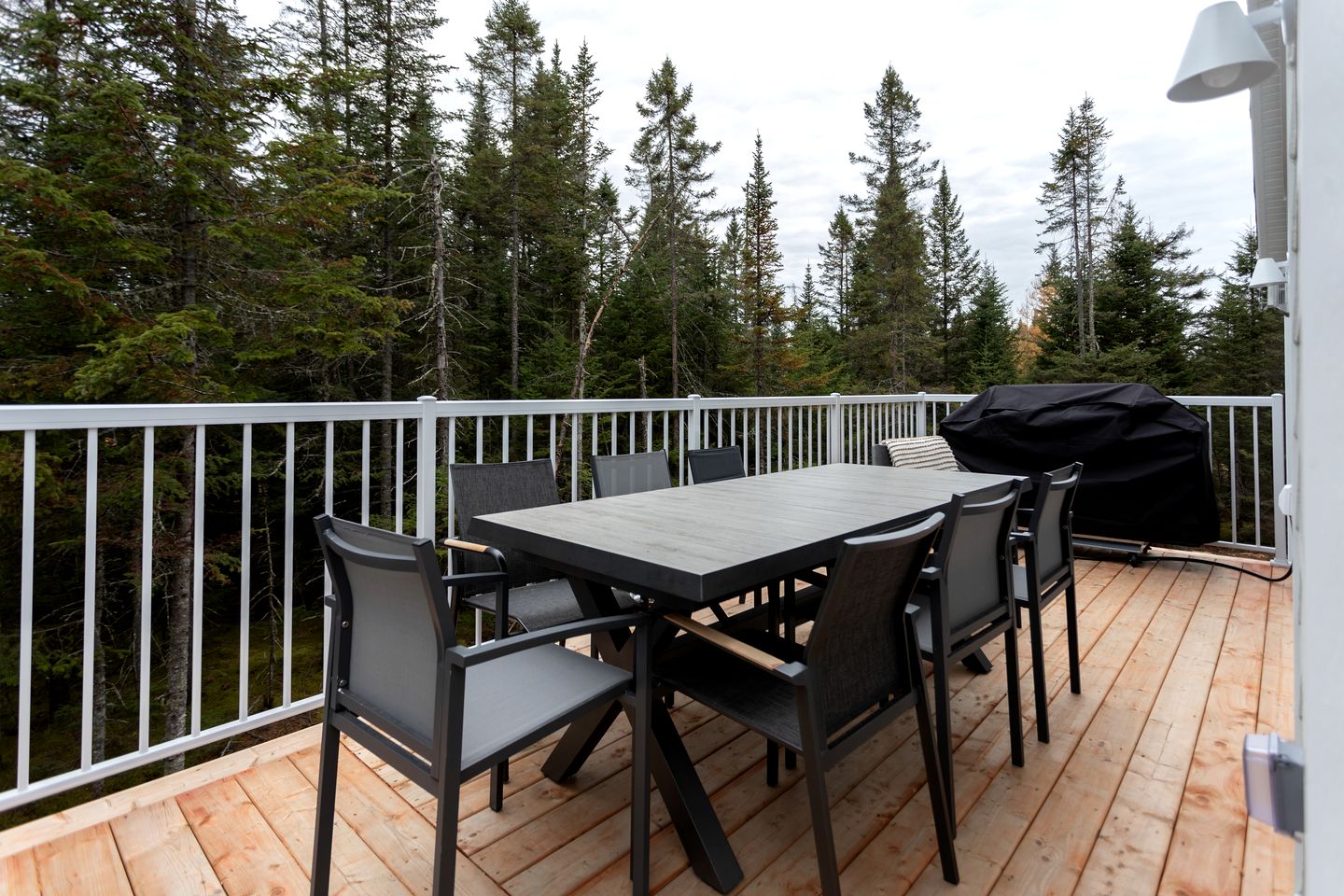 Exquisite Design Cabin with Game Room, Jacuzzi and Deck in Quebec