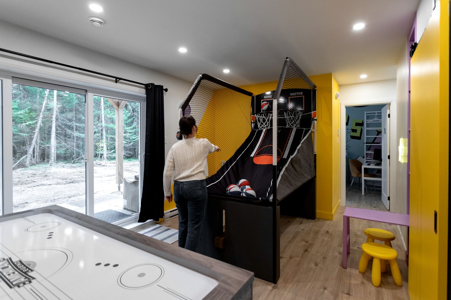 Exquisite Design Cabin with Game Room, Jacuzzi and Deck in Quebec