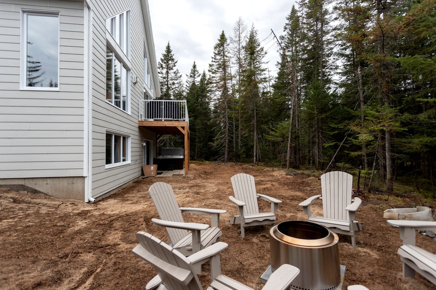 Exquisite Design Cabin with Game Room, Jacuzzi and Deck in Quebec