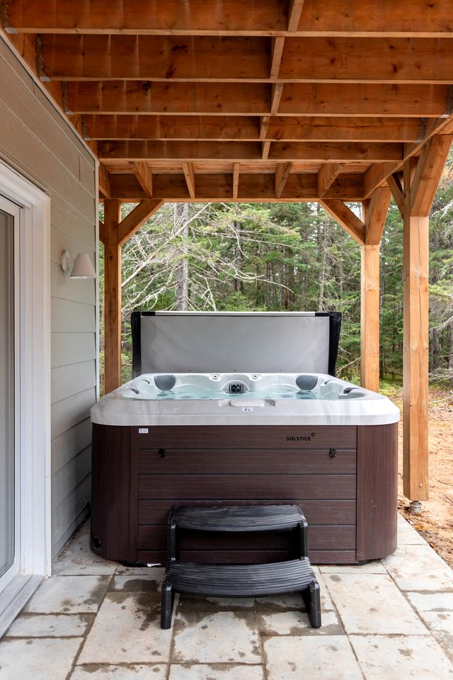 Exquisite Design Cabin with Game Room, Jacuzzi and Deck in Quebec