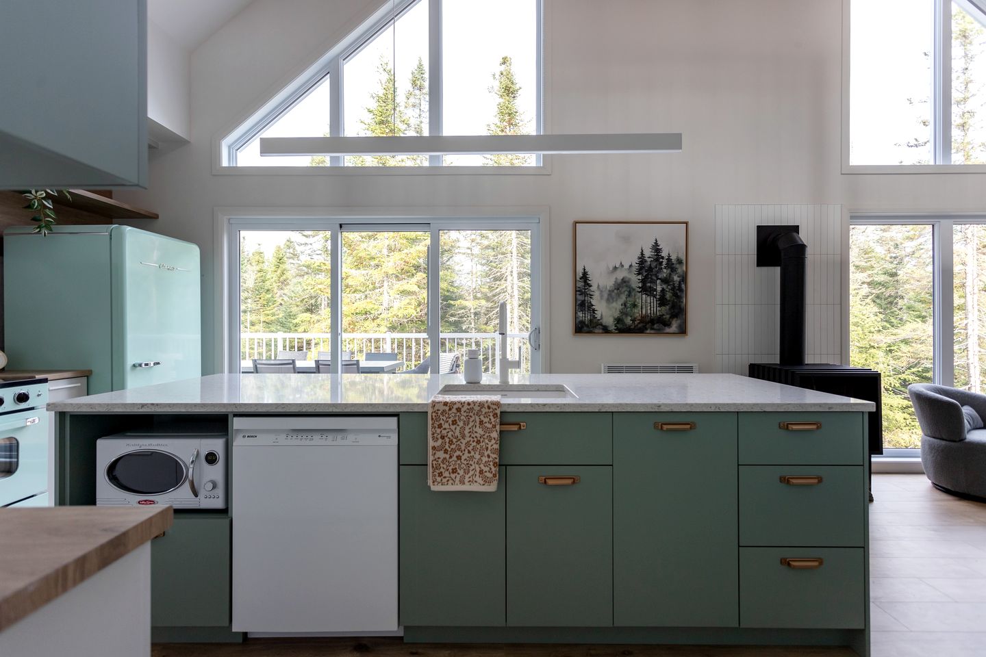Exquisite Design Cabin with Game Room, Jacuzzi and Deck in Quebec
