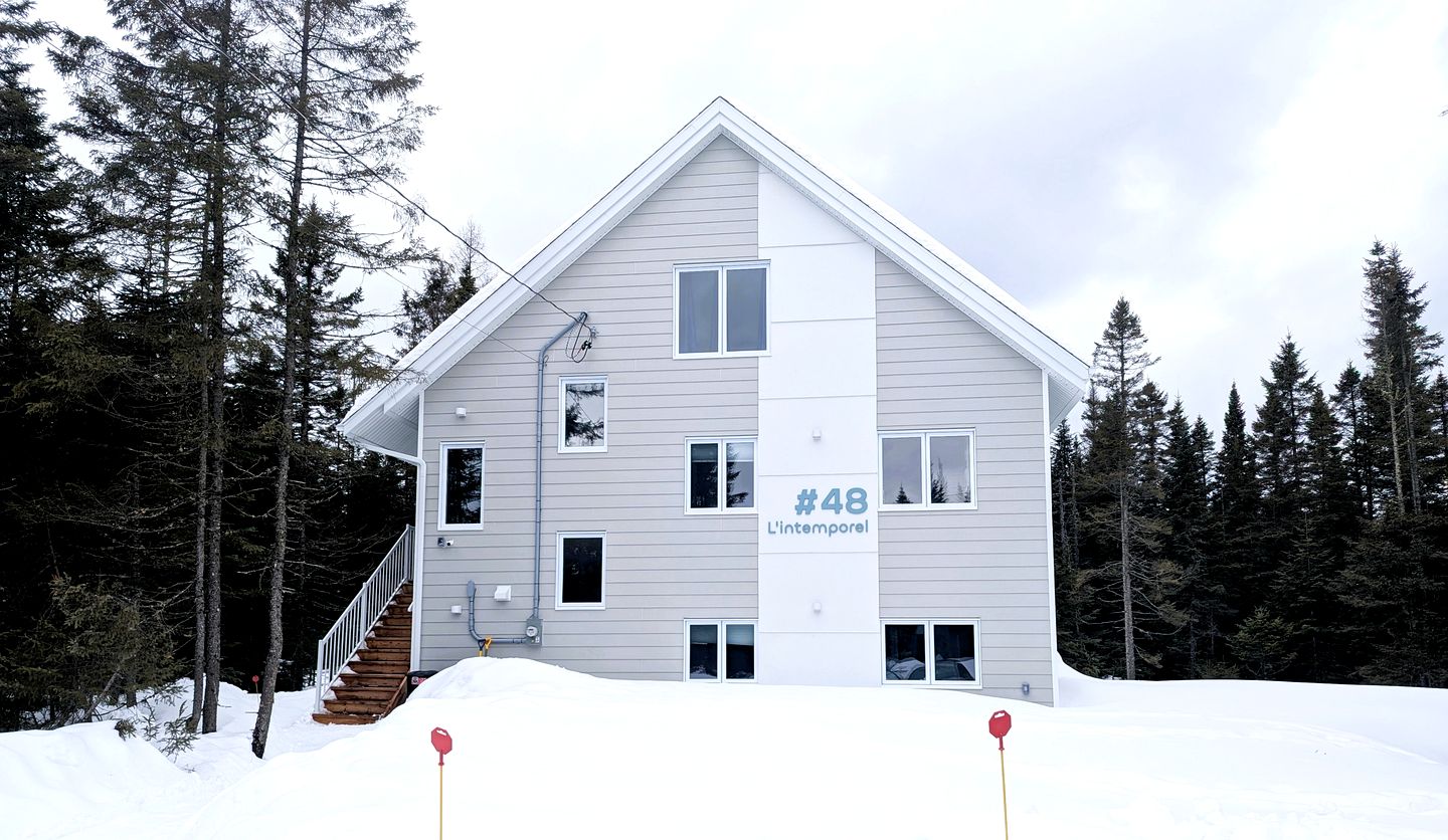 Exquisite Design Cabin with Game Room, Jacuzzi and Deck in Quebec