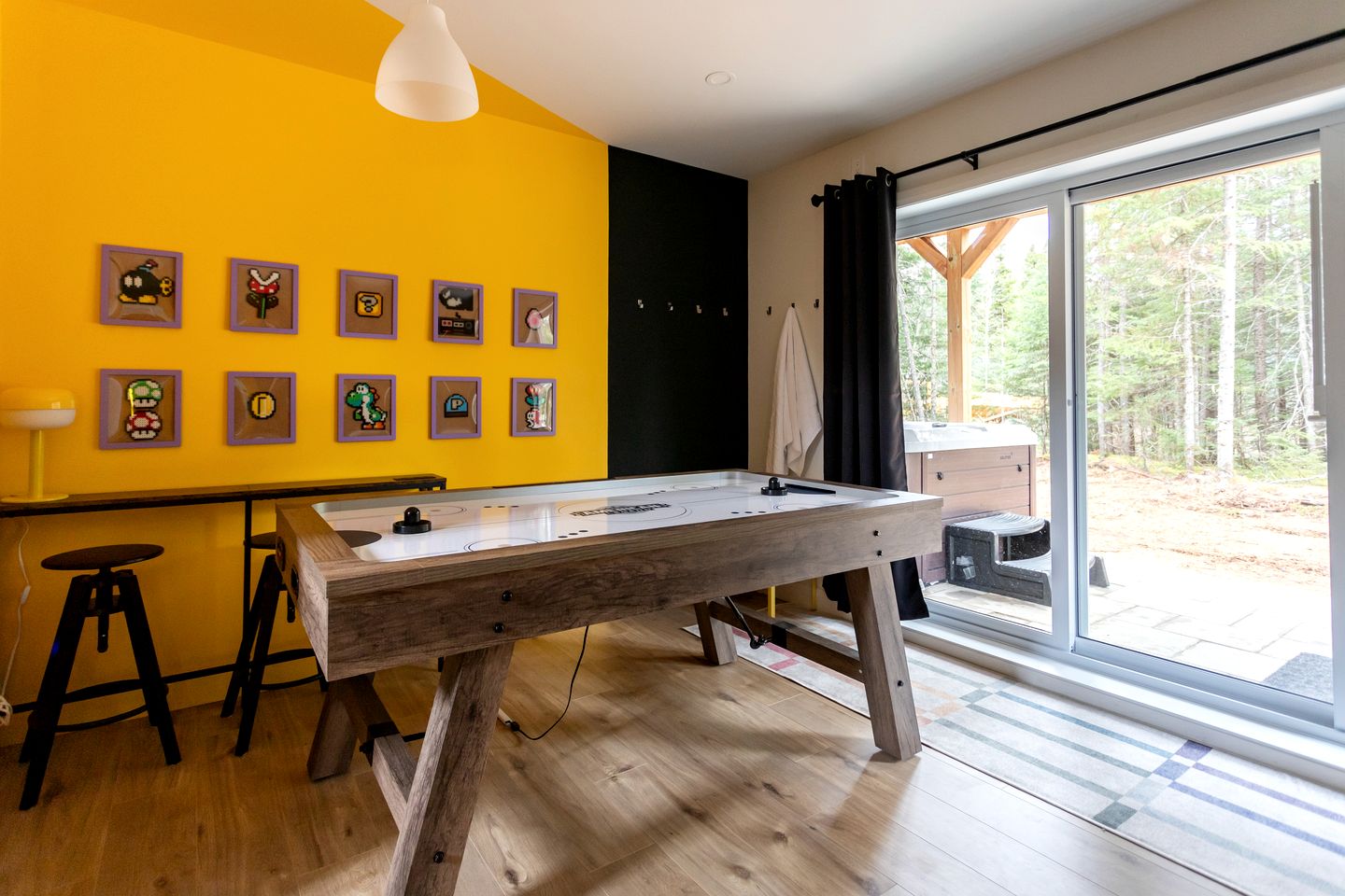 Exquisite Design Cabin with Game Room, Jacuzzi and Deck in Quebec