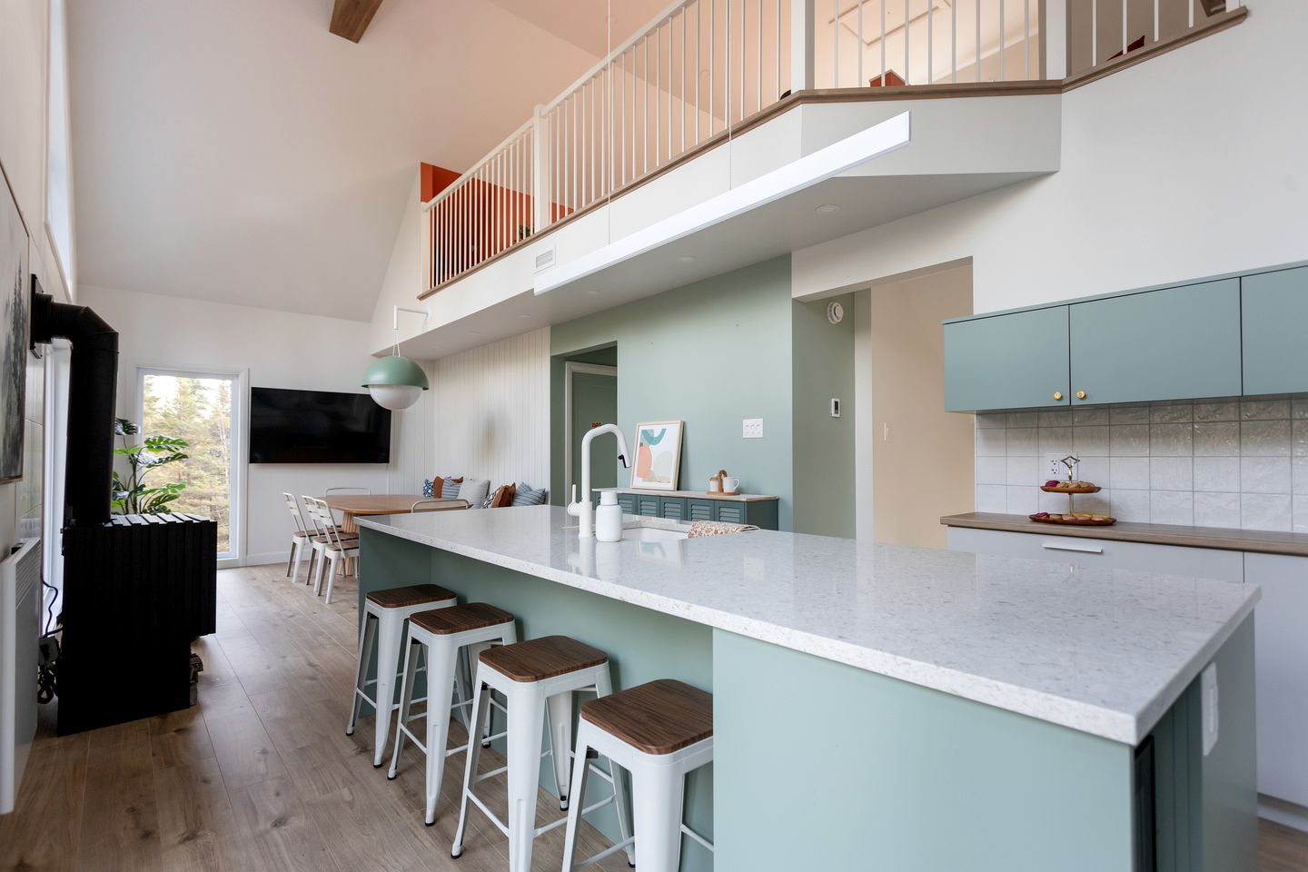 Exquisite Design Cabin with Game Room, Jacuzzi and Deck in Quebec