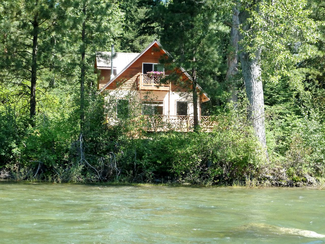 Cabin Rental with Riverfront Hot Tub near Leavenworth, Washington