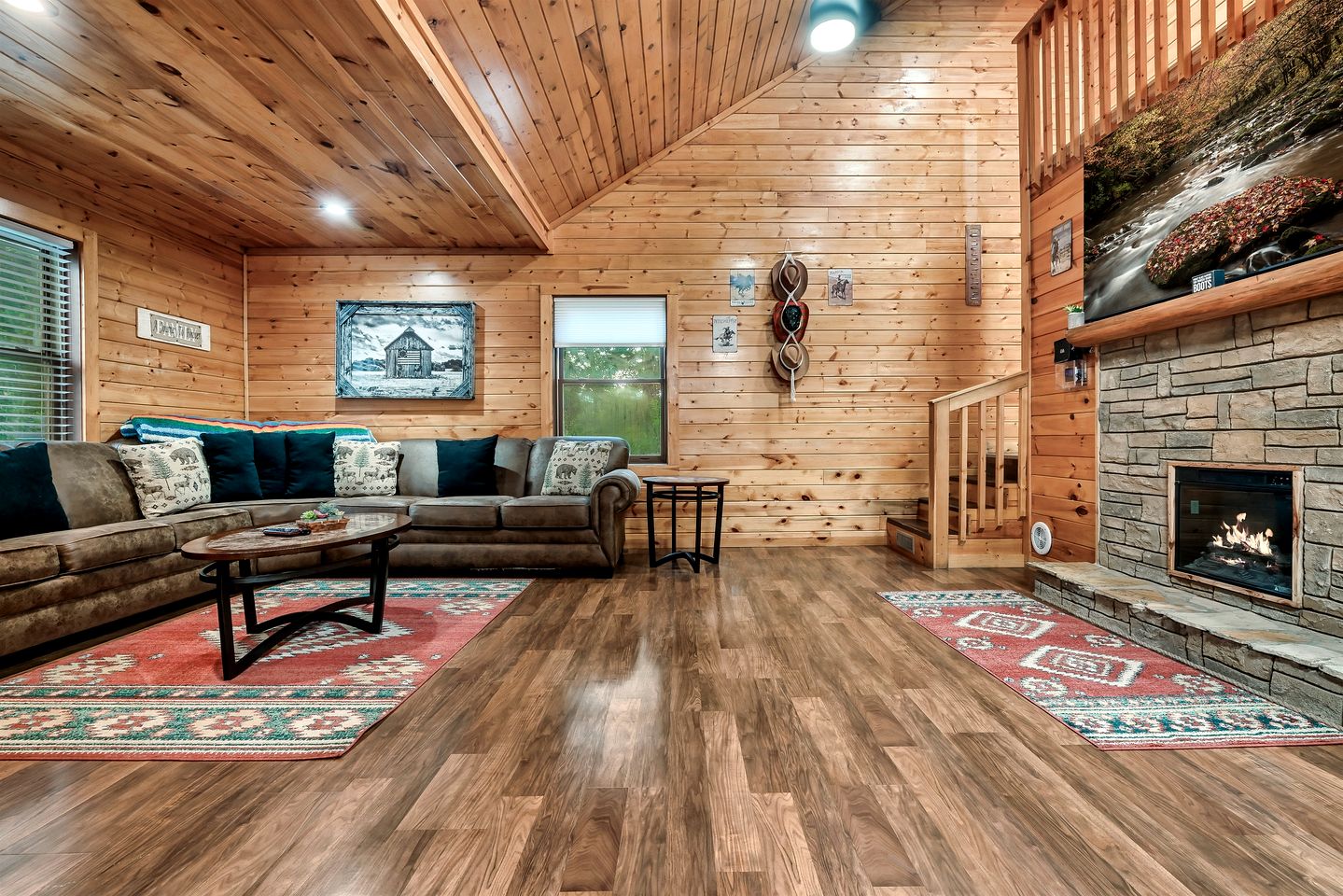 Extraordinary Retreat with Hot-Tub and Indoor Pool in Tennessee