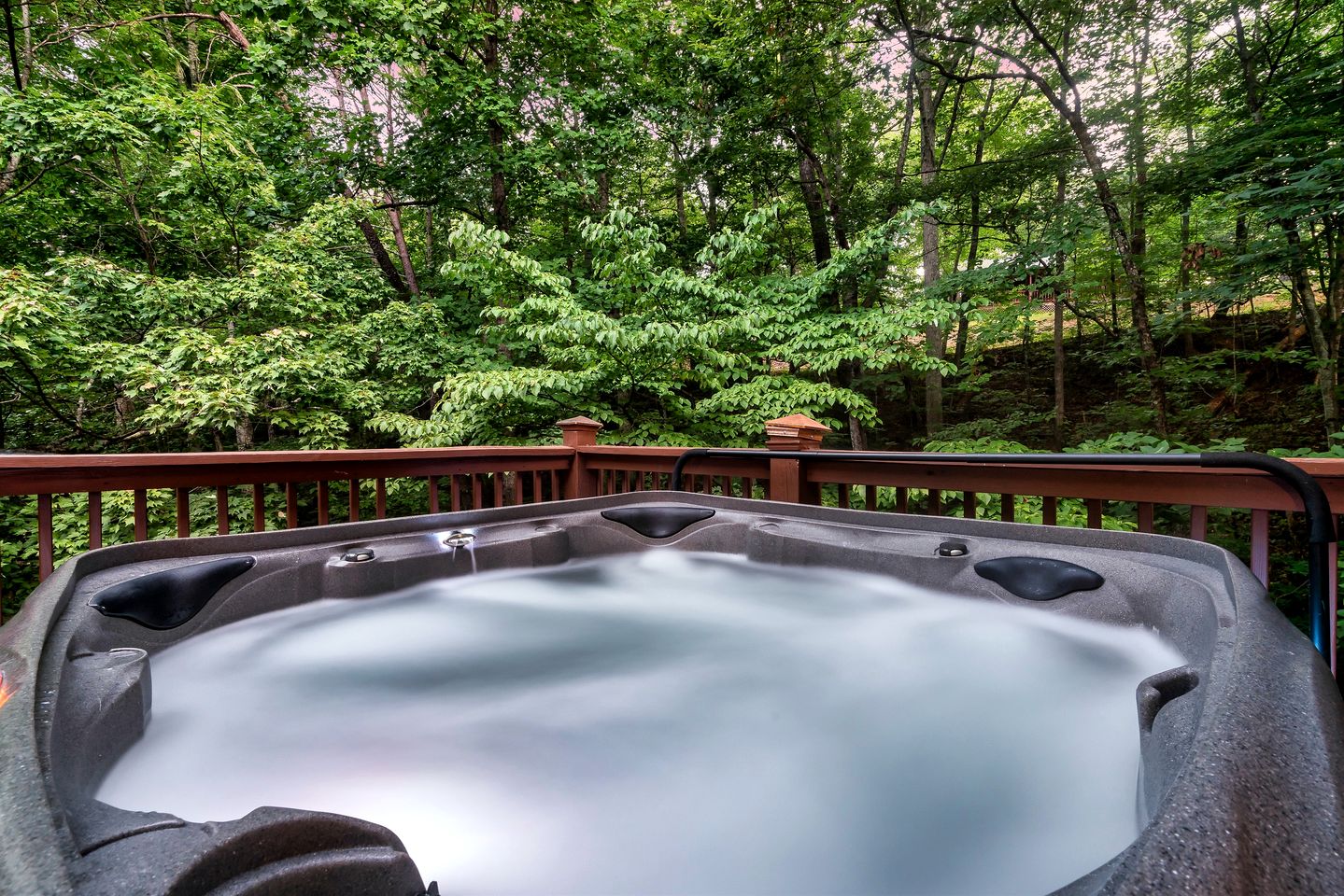 Extraordinary Retreat with Hot-Tub and Indoor Pool in Tennessee