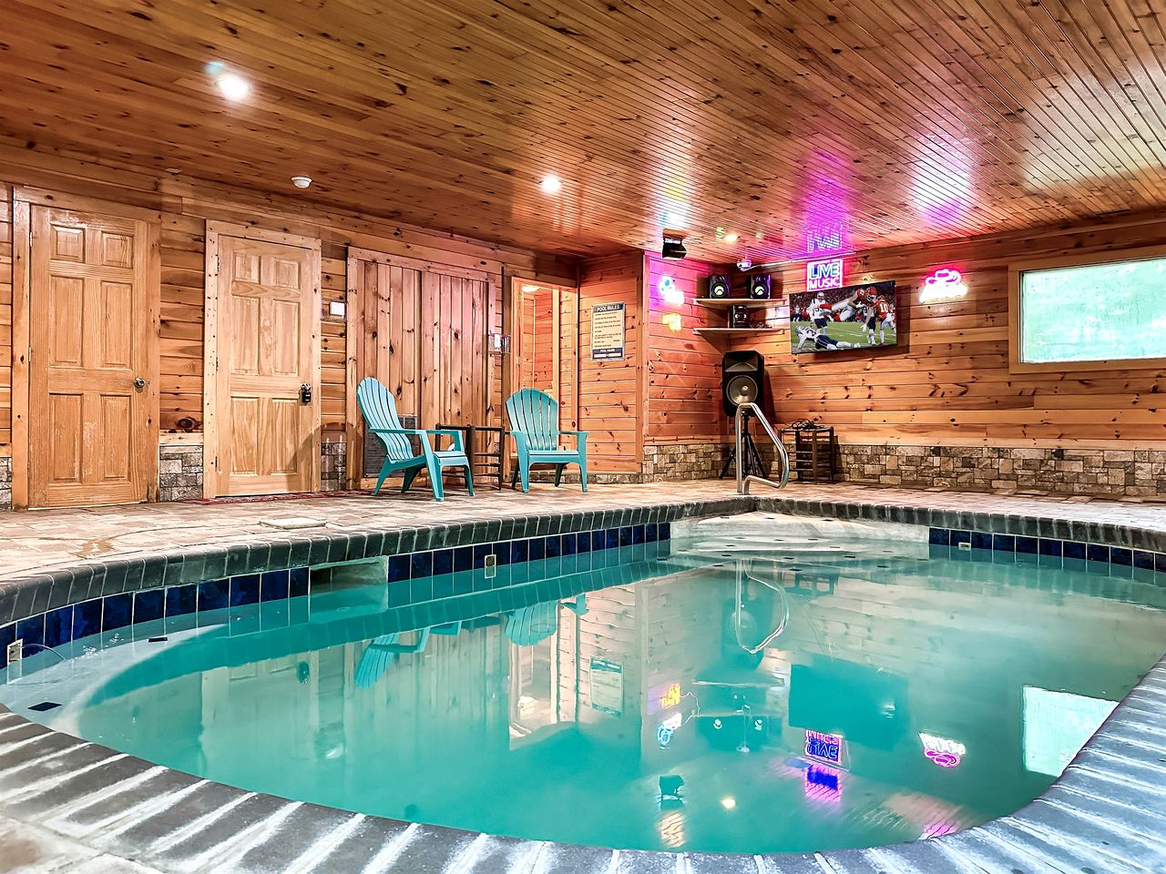 Extraordinary Retreat with Hot-Tub and Indoor Pool in Tennessee
