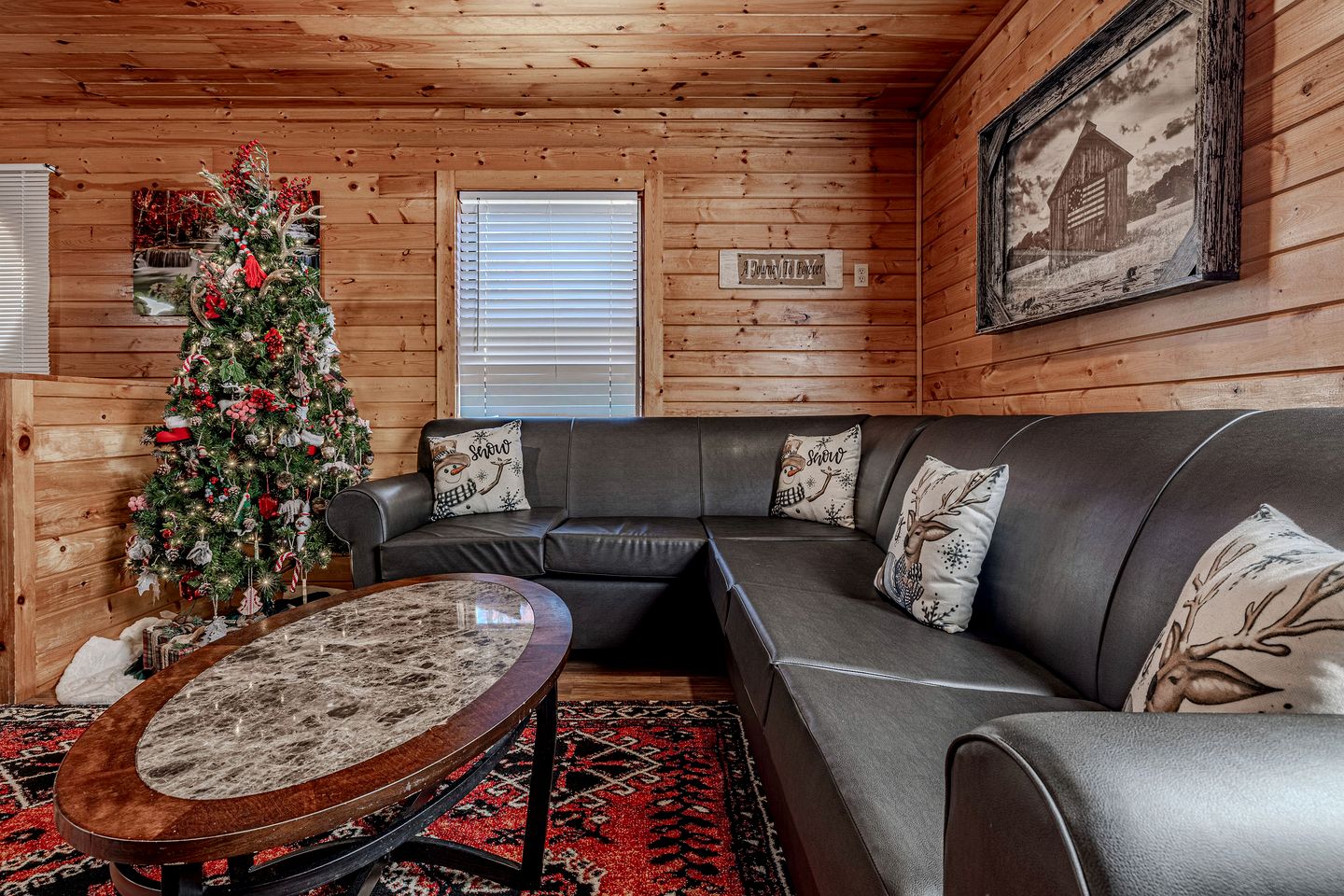 Extraordinary Retreat with Hot-Tub and Indoor Pool in Tennessee