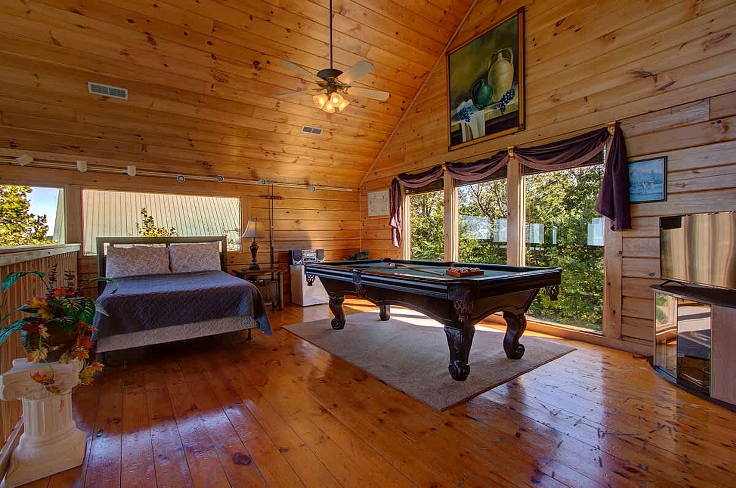 Extraordinary Smoky Mountain Cabin with Panoramic Views, Hot Tub & Arcade near Pigeon Forge and Gatlinburg, TN