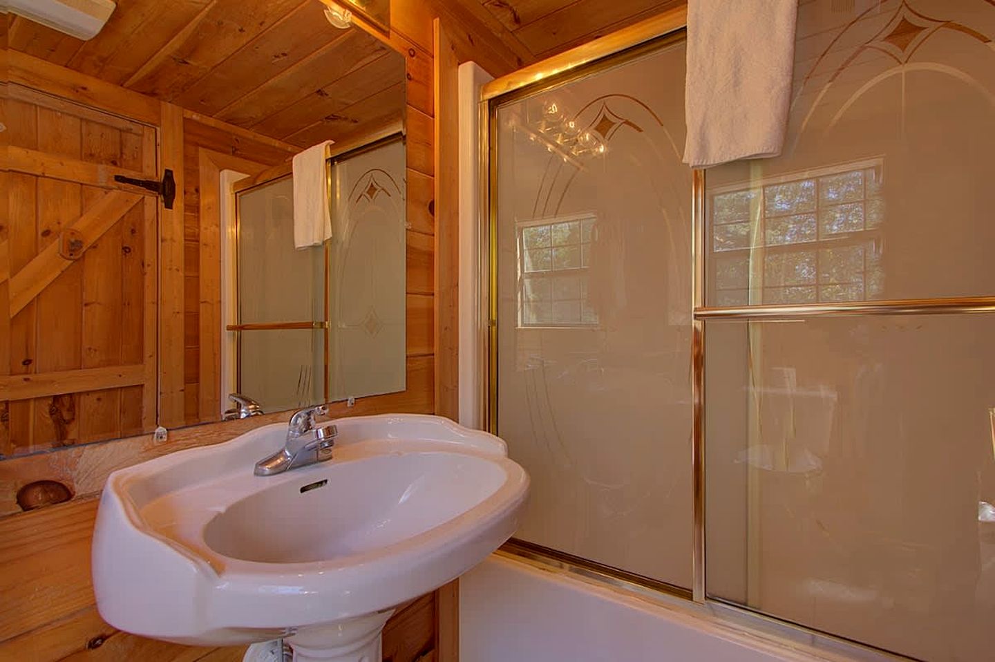 Extraordinary Smoky Mountain Cabin with Panoramic Views, Hot Tub & Arcade near Pigeon Forge and Gatlinburg, TN