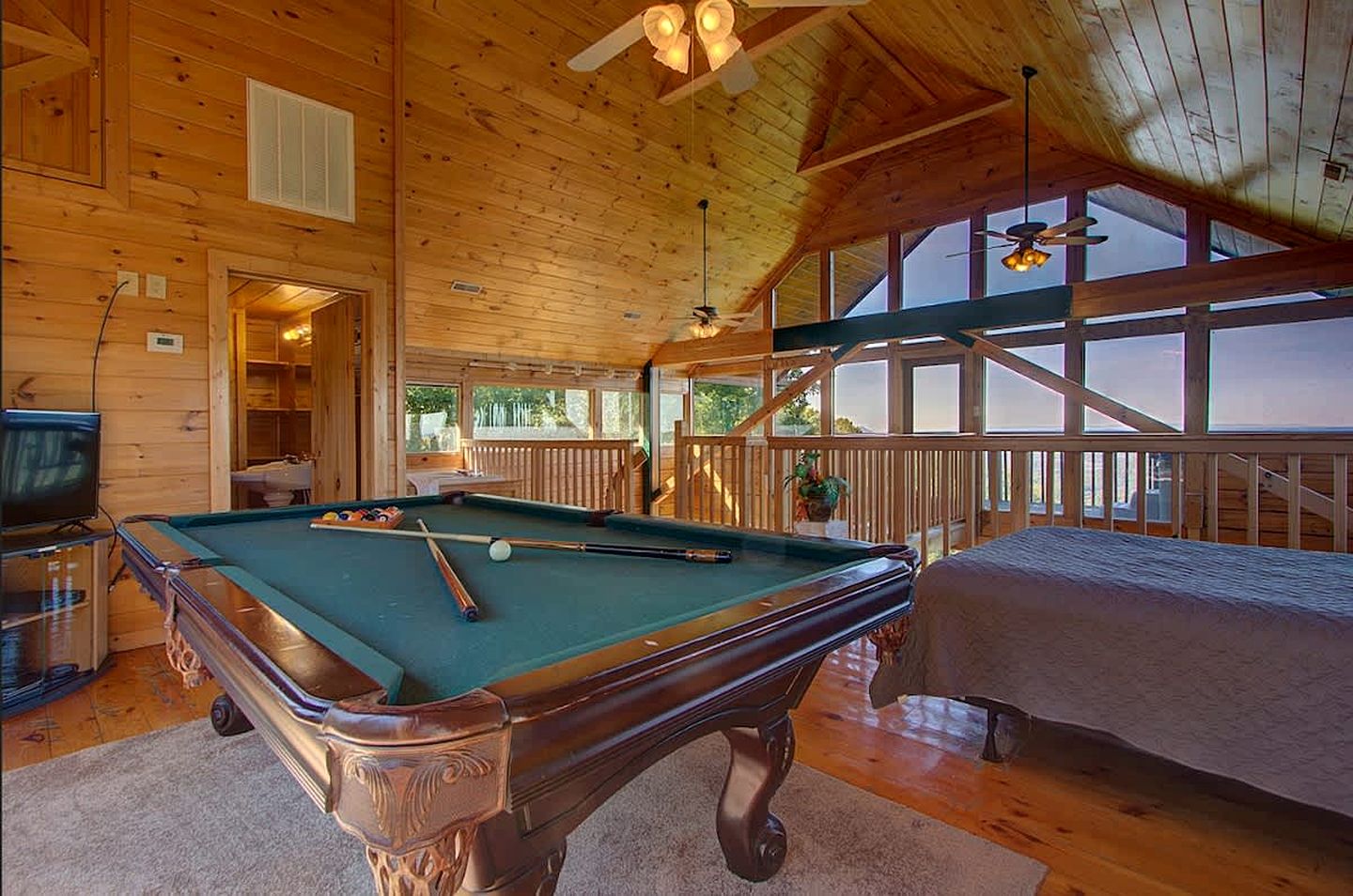 Extraordinary Smoky Mountain Cabin with Panoramic Views, Hot Tub & Arcade near Pigeon Forge and Gatlinburg, TN