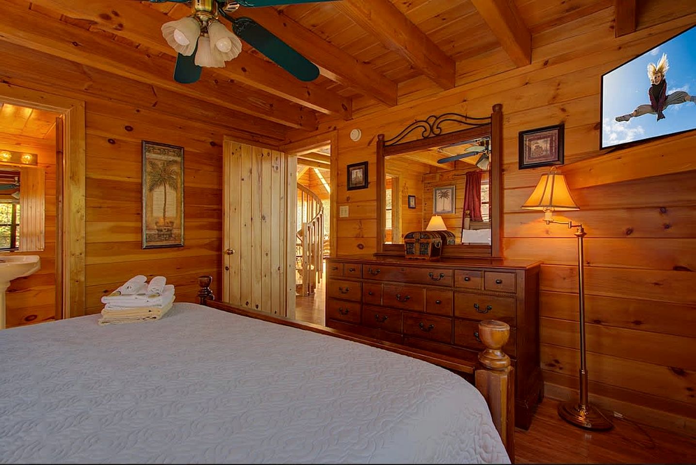 Extraordinary Smoky Mountain Cabin with Panoramic Views, Hot Tub & Arcade near Pigeon Forge and Gatlinburg, TN