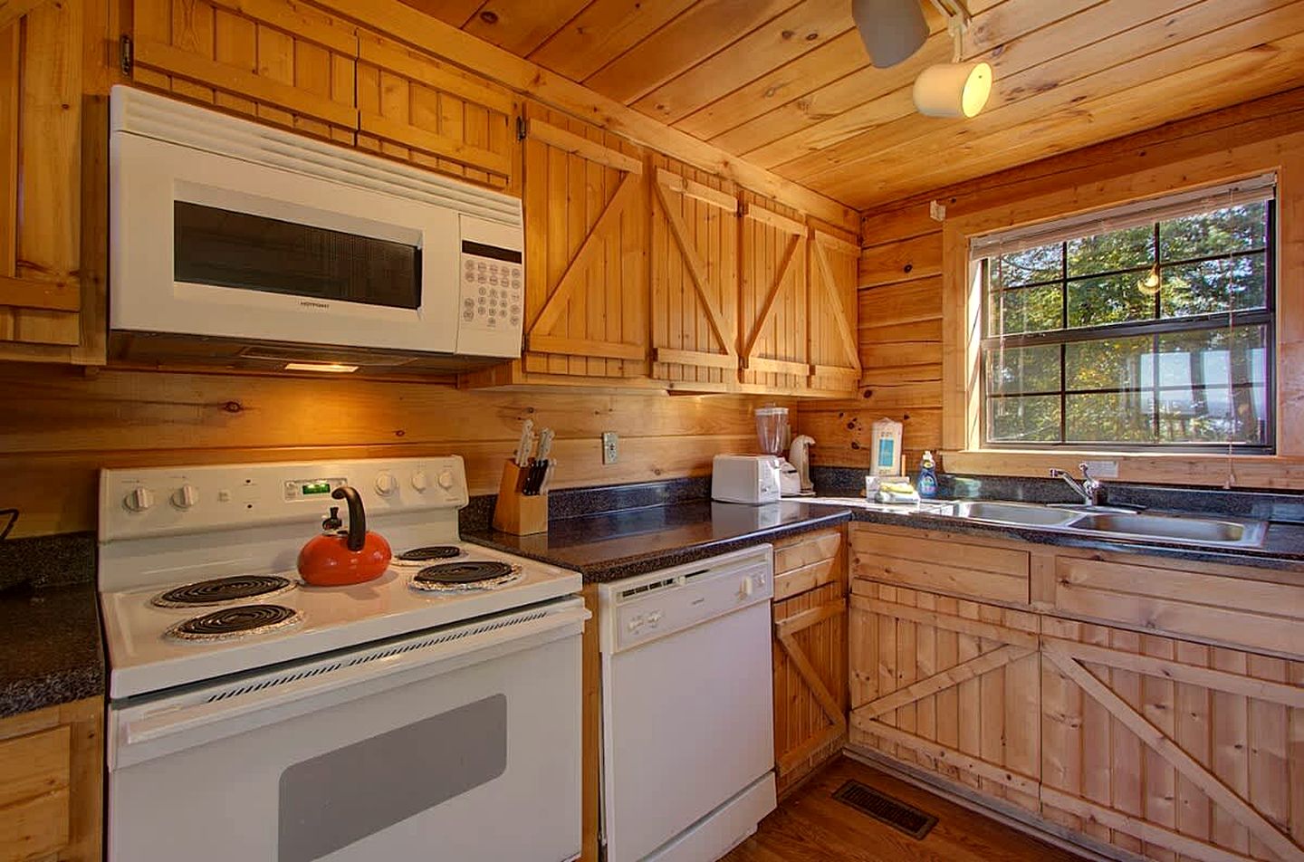Extraordinary Smoky Mountain Cabin with Panoramic Views, Hot Tub & Arcade near Pigeon Forge and Gatlinburg, TN