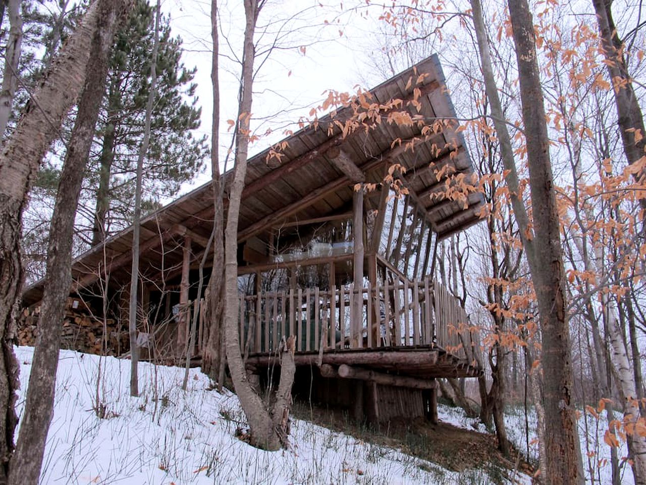 Extraordinary Tree House-Style Glamping Cabin on Farm near Ottawa