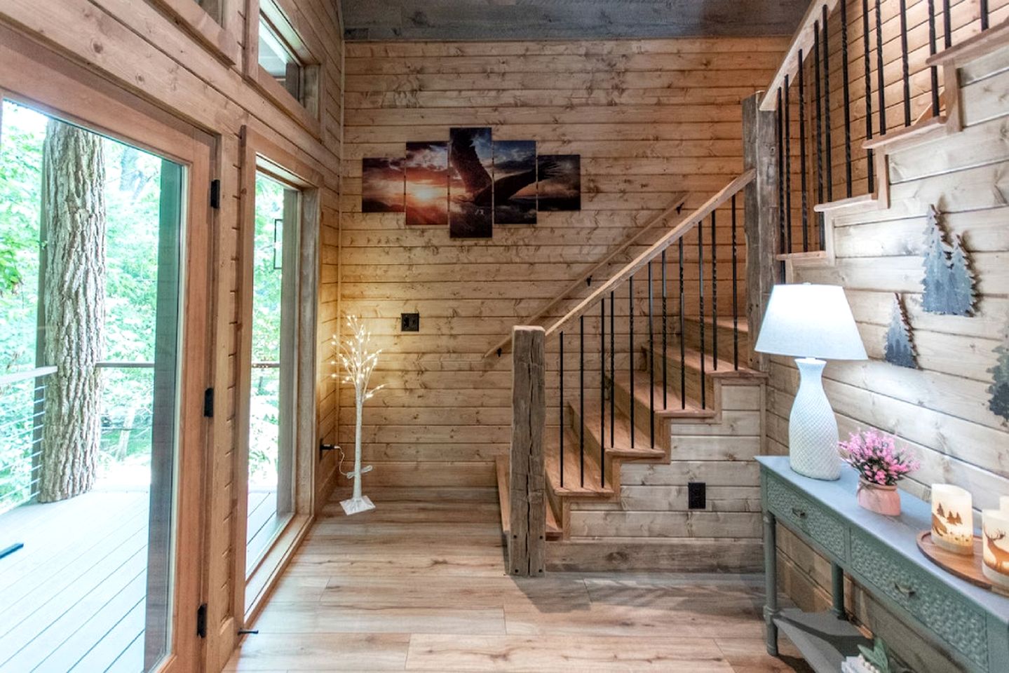 Extremely Cozy Treehouse with Hot-Tub, Screened Deck and Fire Pit in NC