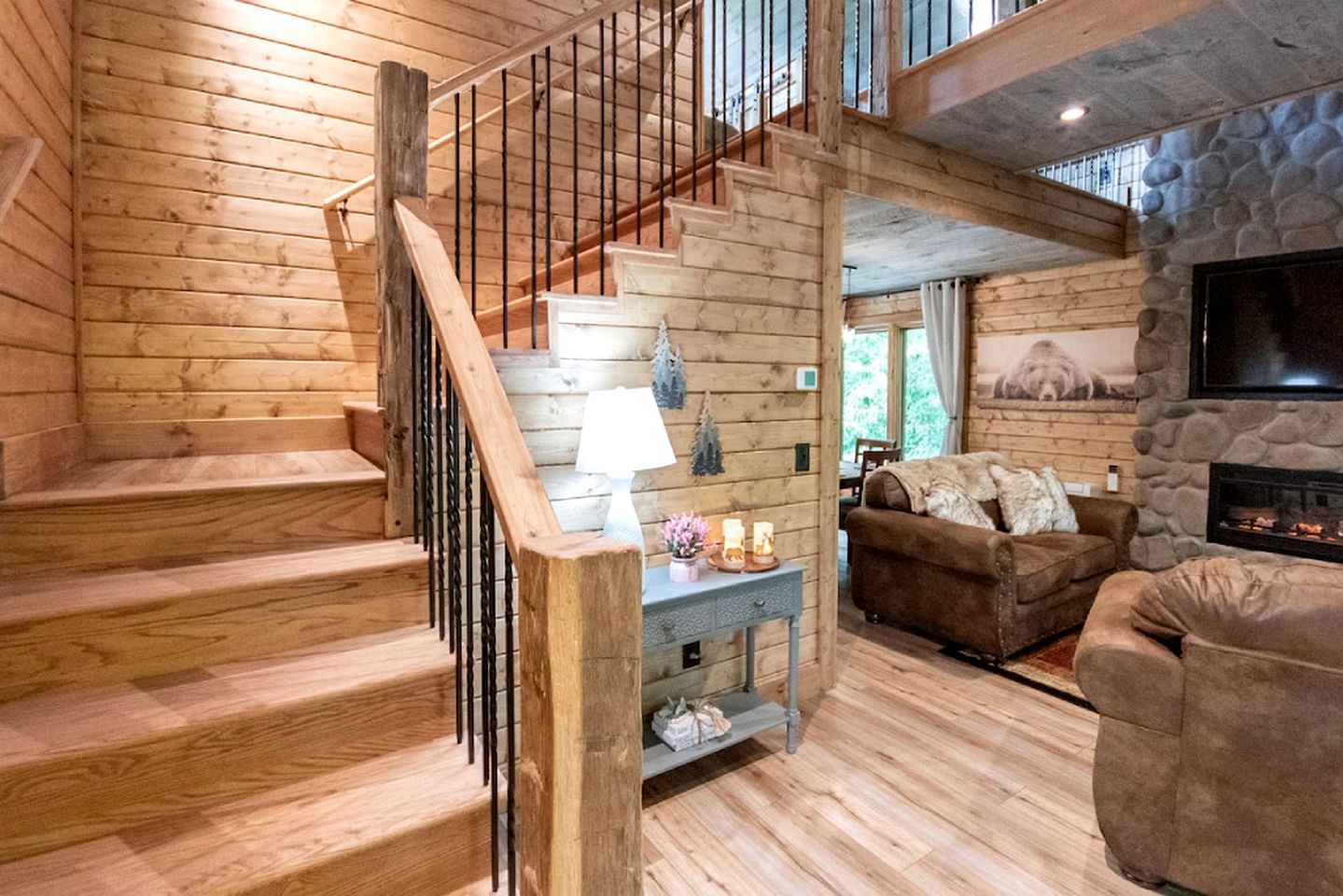 Extremely Cozy Treehouse with Hot-Tub, Screened Deck and Fire Pit in NC