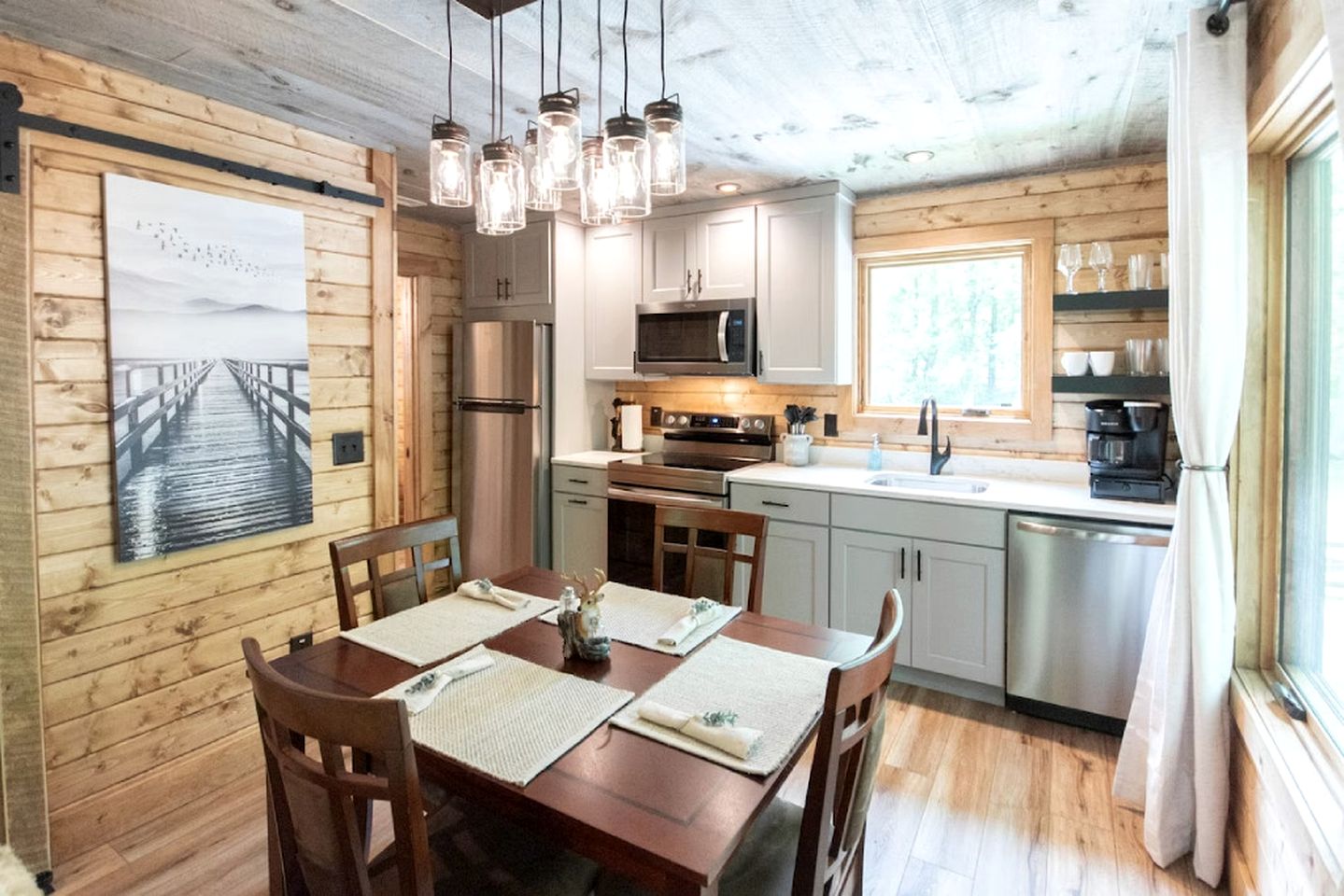 Extremely Cozy Treehouse with Hot-Tub, Screened Deck and Fire Pit in NC