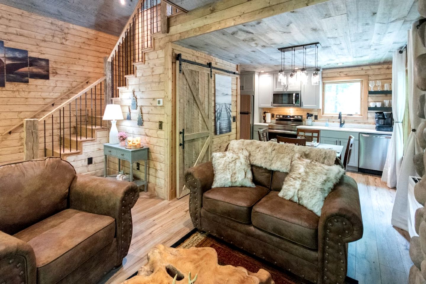 Extremely Cozy Treehouse with Hot-Tub, Screened Deck and Fire Pit in NC