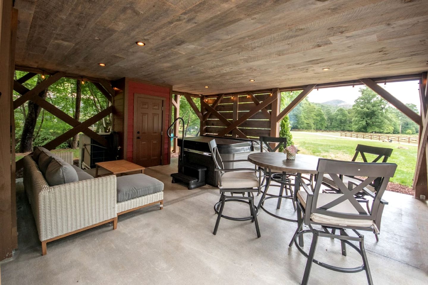 Extremely Cozy Treehouse with Hot-Tub, Screened Deck and Fire Pit in NC