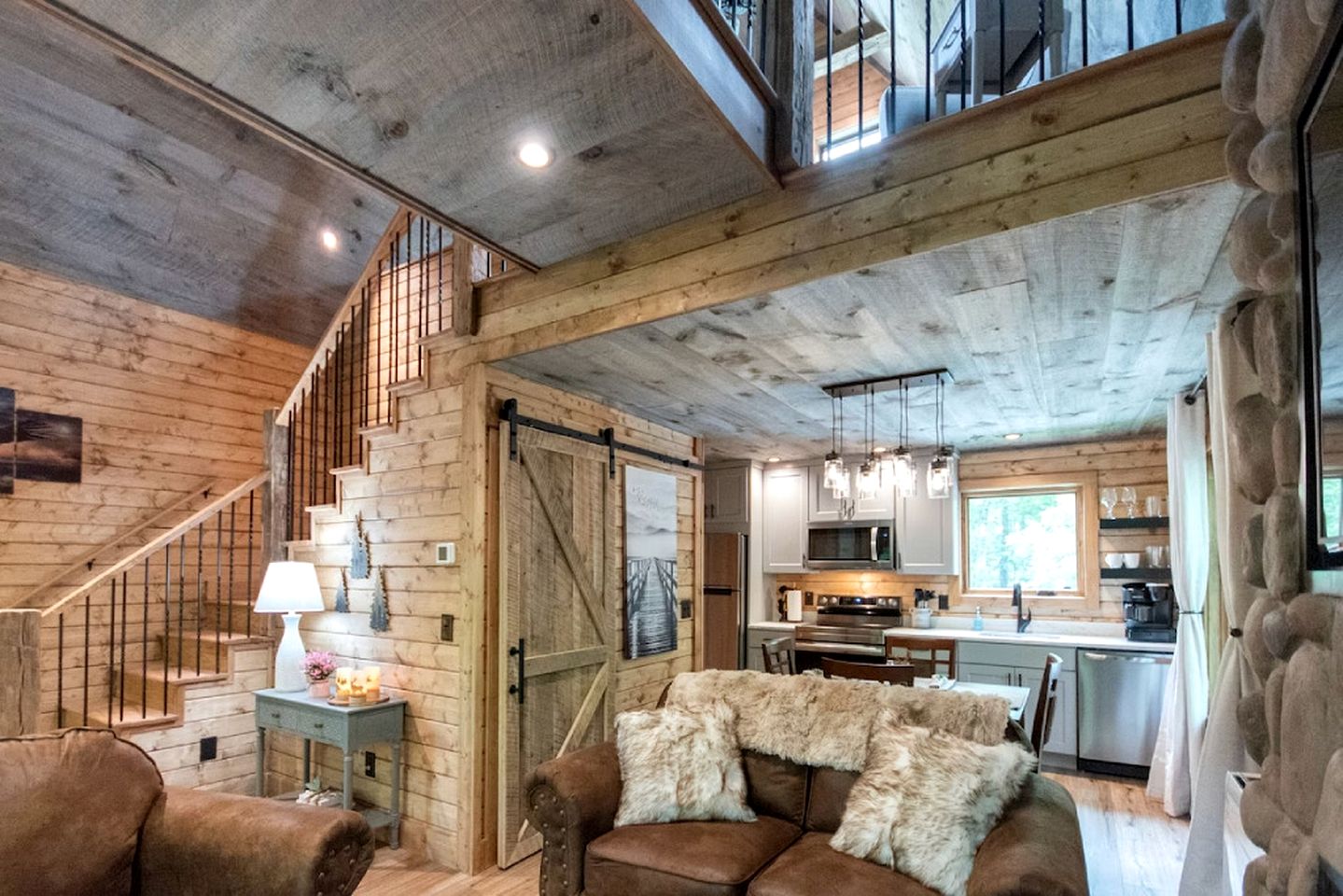 Extremely Cozy Treehouse with Hot-Tub, Screened Deck and Fire Pit in NC