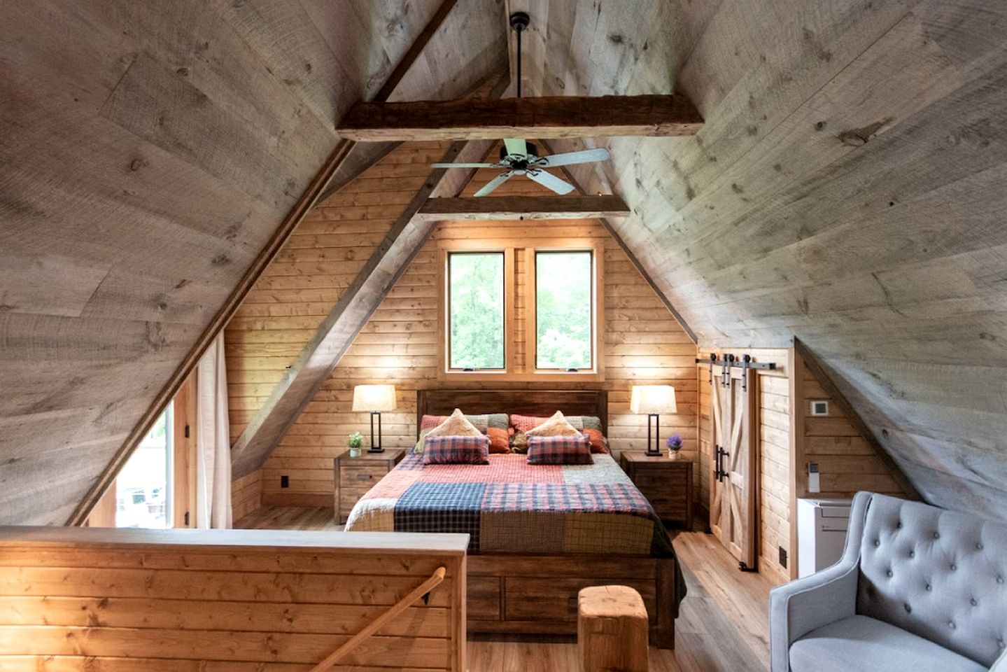 Extremely Cozy Treehouse with Hot-Tub, Screened Deck and Fire Pit in NC