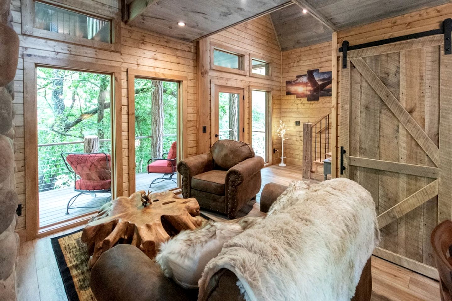 Extremely Cozy Treehouse with Hot-Tub, Screened Deck and Fire Pit in NC