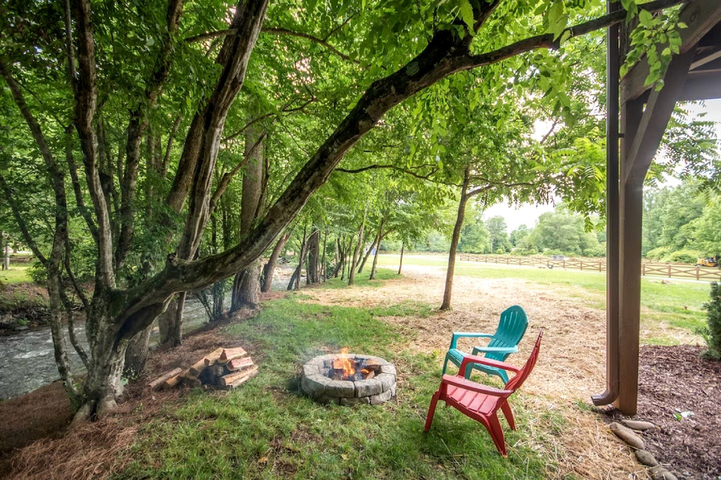 Extremely Cozy Treehouse with Hot-Tub, Screened Deck and Fire Pit in NC
