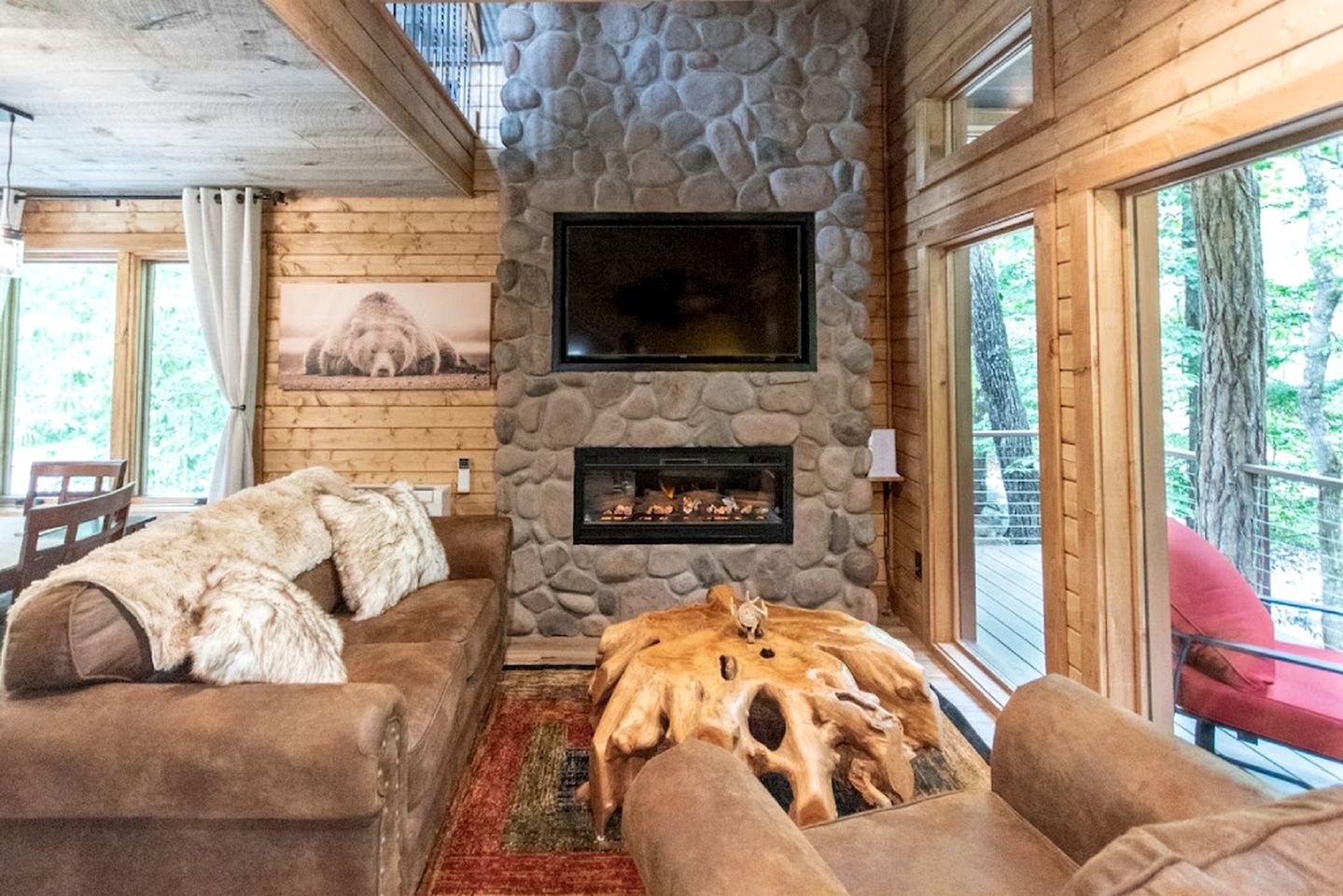 Extremely Cozy Treehouse with Hot-Tub, Screened Deck and Fire Pit in NC